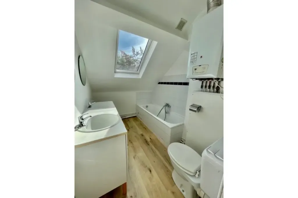Bathrooms - Duplex in Characterful House, Ixelles