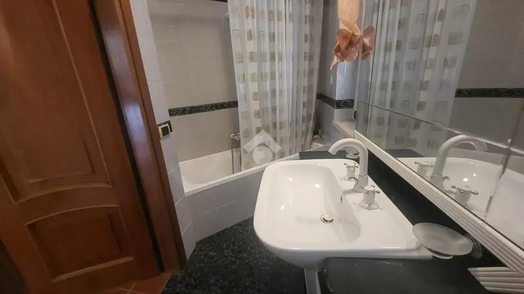Bathrooms - Villa with Private Garden in Pietrastornina