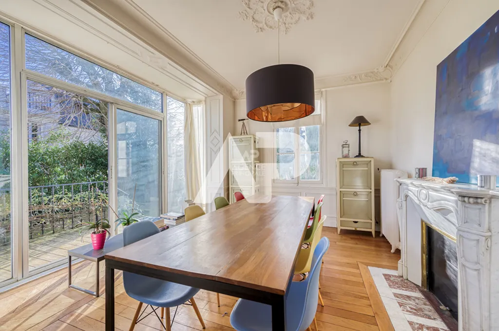 Söögituba - Charming Demeure with Garden in Sevres Rive Droite