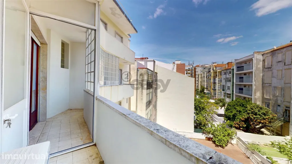 Rõdu - Modernised Office with Lift in Arroios, Lisbon