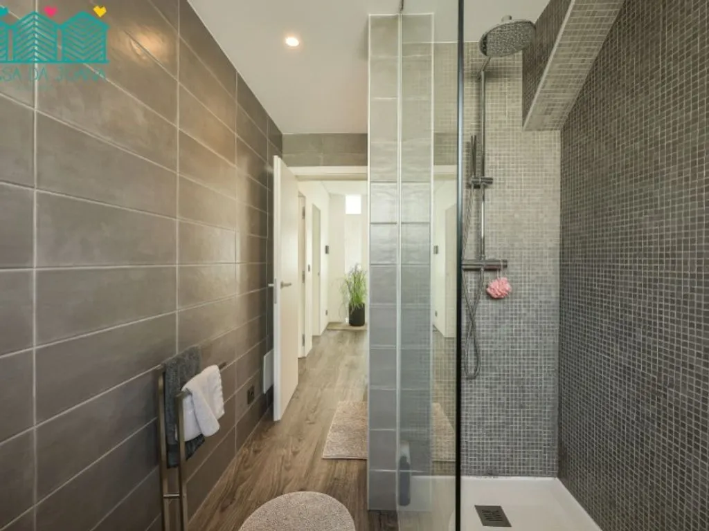 Bathrooms - Luxury Villa with Pool in Azurva, Aveiro
