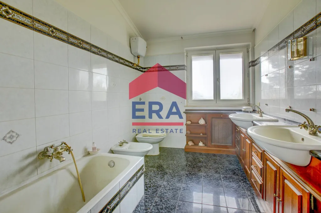Salles de bain - Villa with 4.5-Hectare Park in Ardea