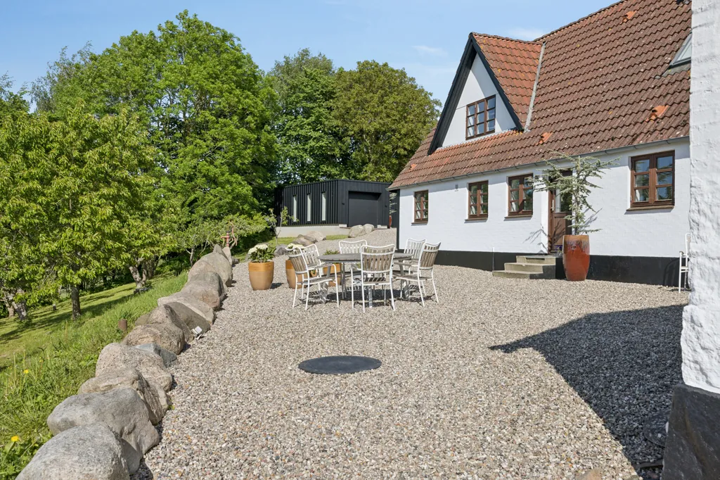 Giardino - Modernised Farmhouse with Private Lake in Stenstrup