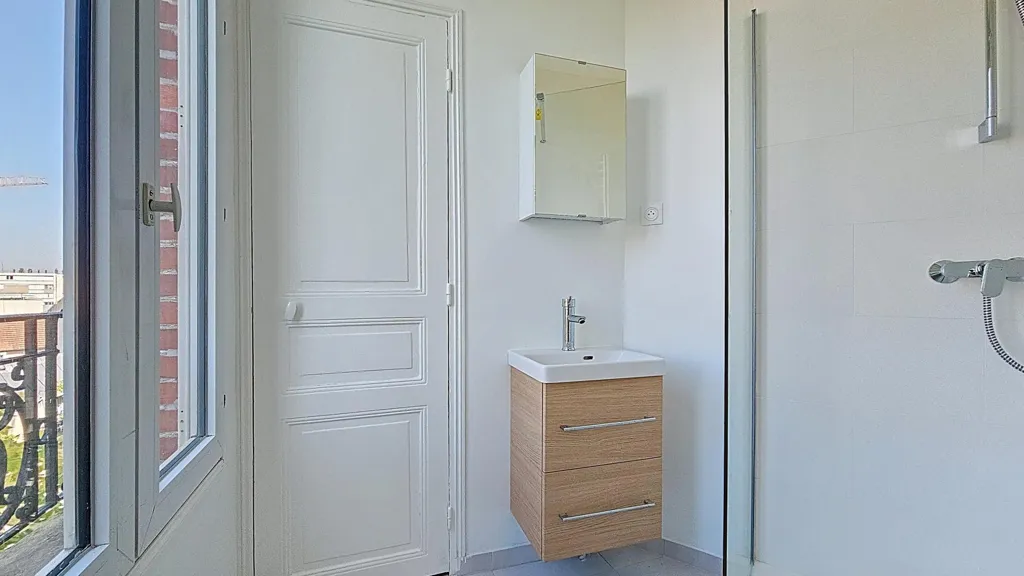 Salles de bain - Appartement Rénové au Dernier Étage à Les Lilas