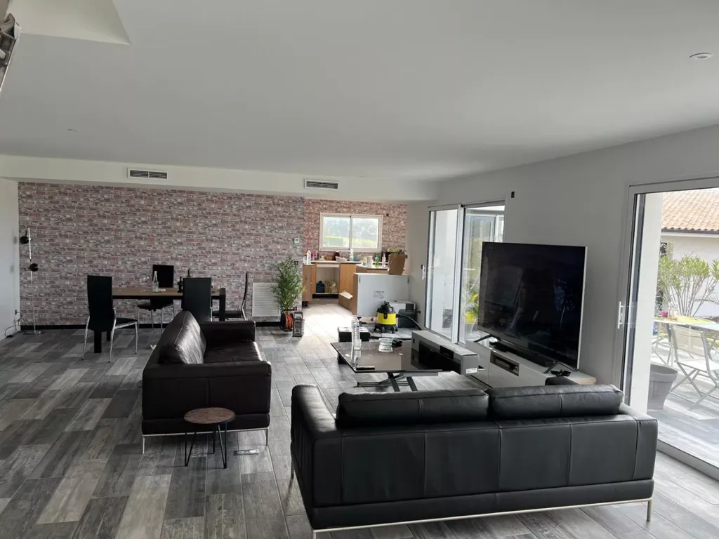 Séjour - Maison Contemporaine avec Prestations Haut de Gamme à Proximité des Commodités