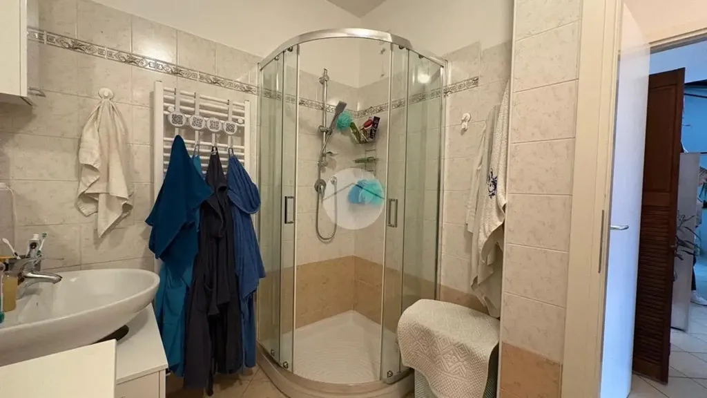 Bathrooms - Modernised Two-Bedroom Apartment in Florence