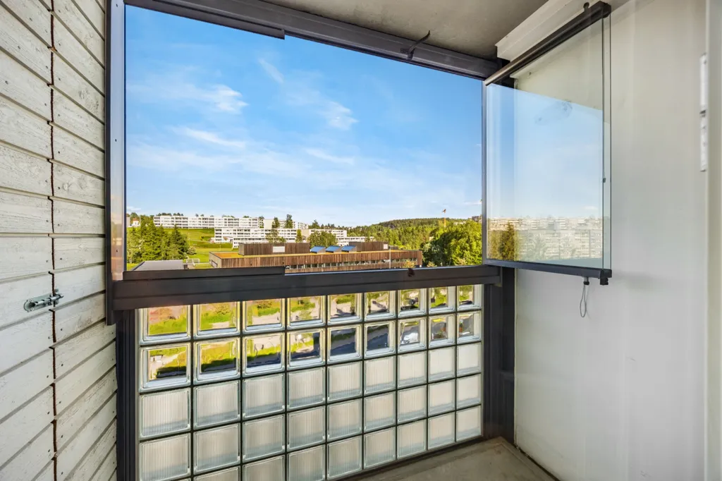 Balcone - Spacious 3-Bedroom Flat with Balconies in Furuset