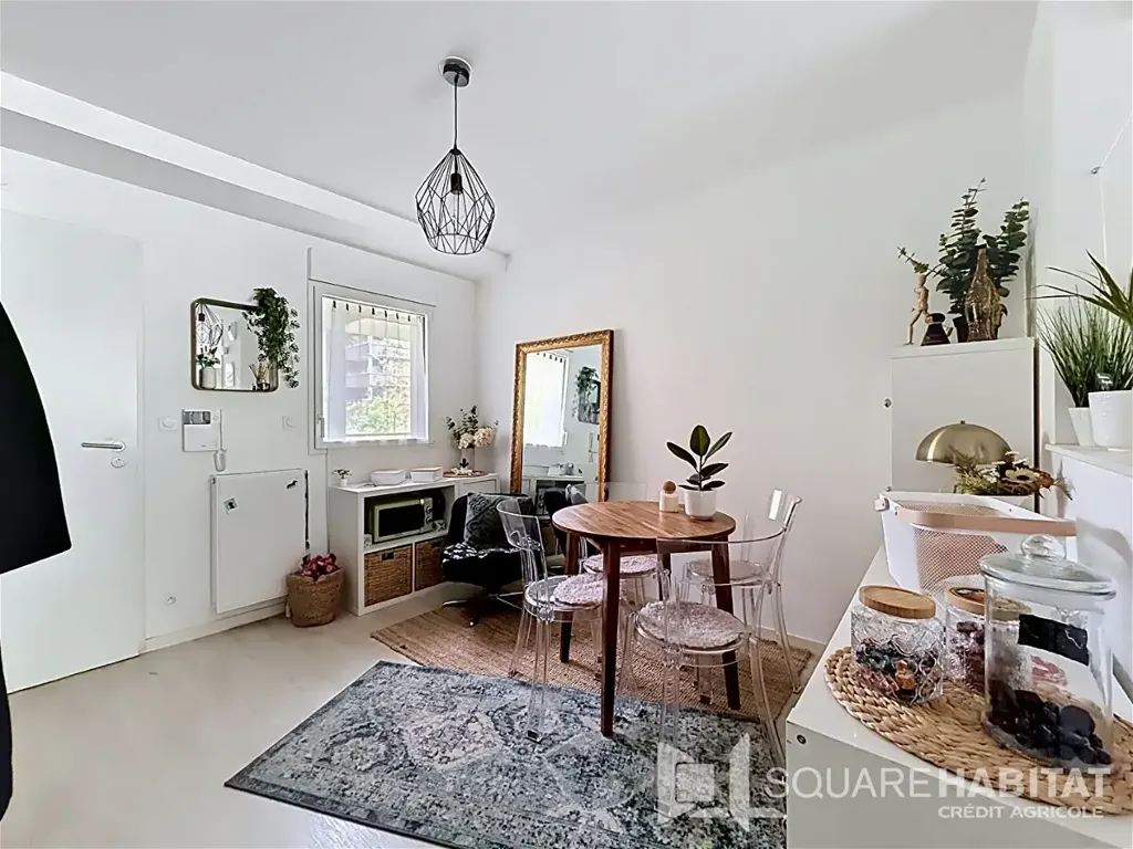 3-Bed Apartment with Loggia in Rennes