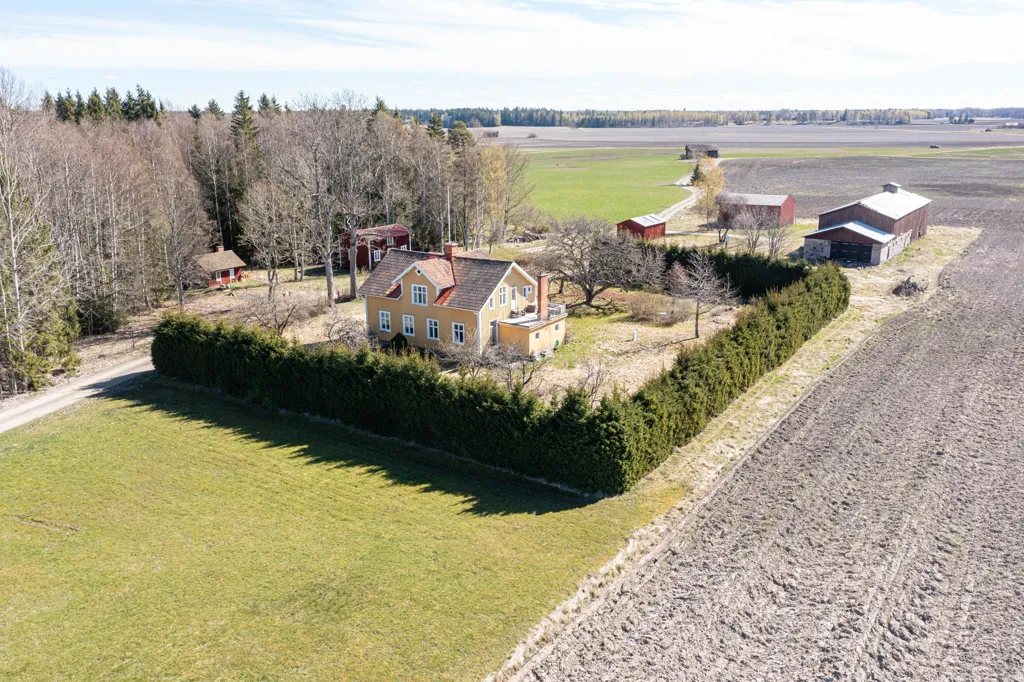 Vue aérienne - Charming Farmhouse with Workshop in Salbohed