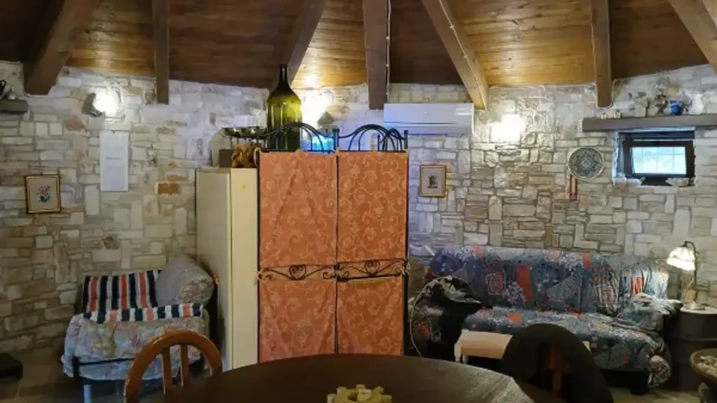 Salle à manger - Rustic Chalet with Botanical Garden in Andria