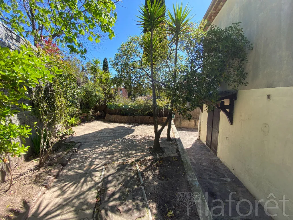 Garden - Apartment with Private Garden near Saint-Raphaël