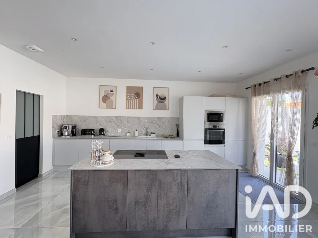 Cucina - Architectural House with Pool in Carbon-Blanc