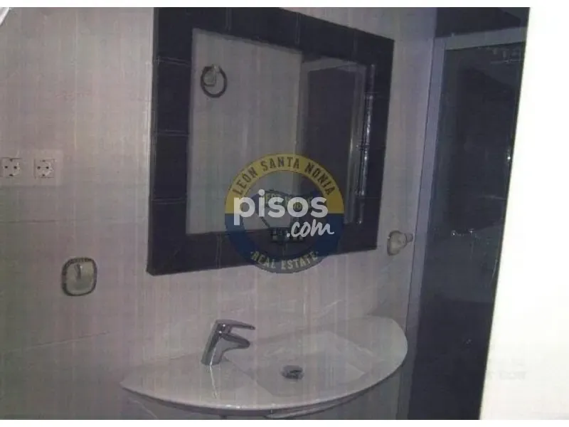 Bathrooms - 3-bedroom house in ES