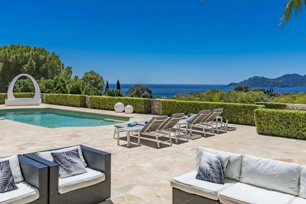 Piscine - Villa Luxueuse avec Piscine à Cannes
