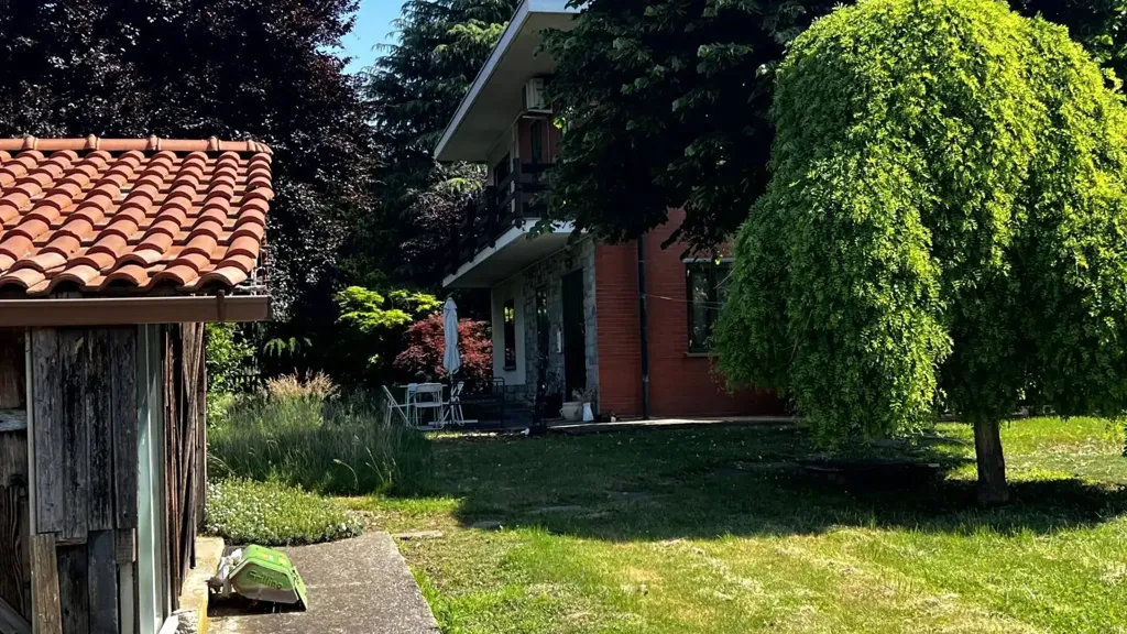 Aed - Villa with Edificabile Potential in Bernareggio