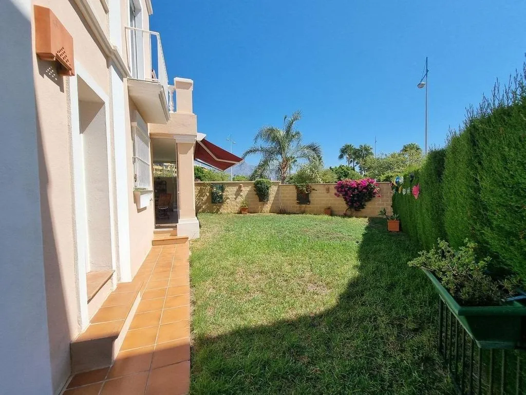 Aed - Corner Luxury House with Pool Potential in San Pedro