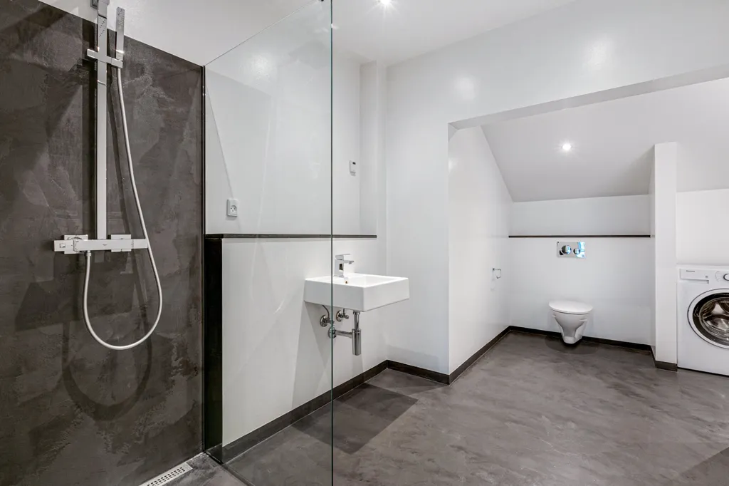 Vannitoad - Spacious 4-Bedroom Apartment with Balcony in Søborg