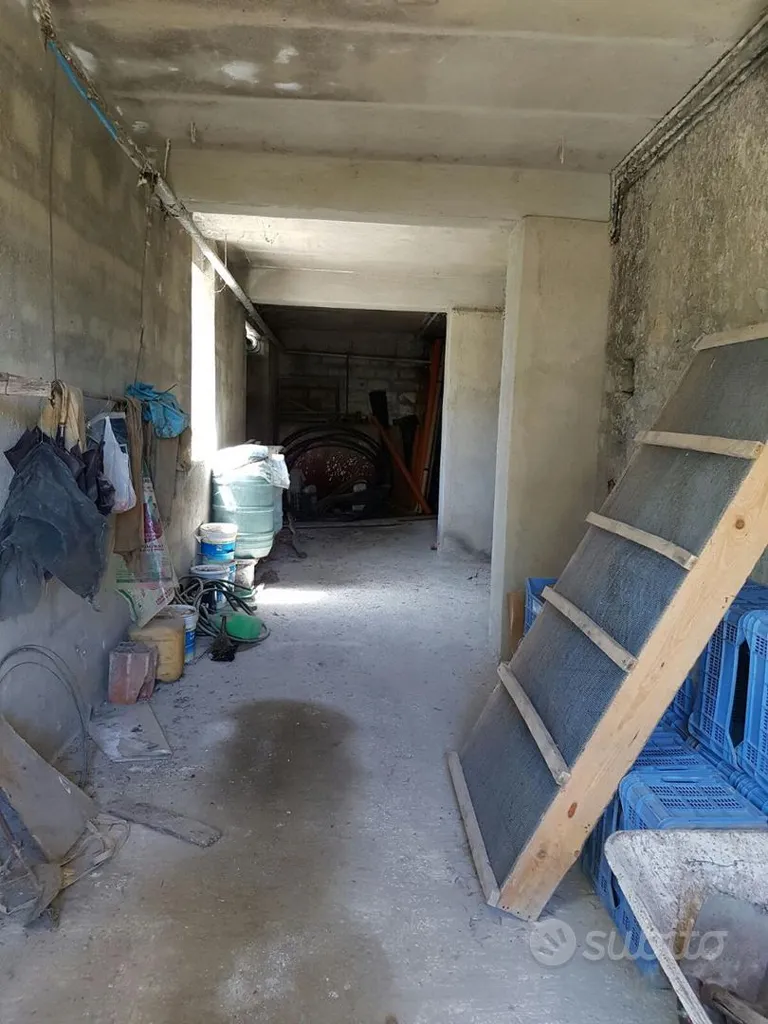 Garage - Rustic Farmhouse with Olive Grove in Lapio