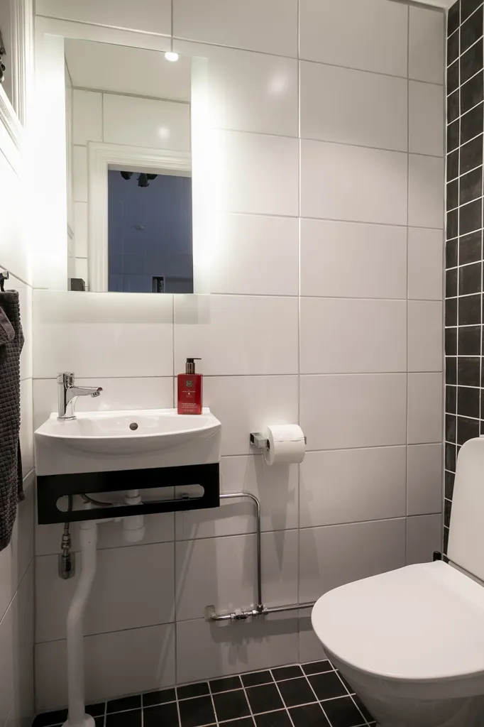 Salles de bain - Turn-of-the-Century Apartment with High Ceilings in Söder