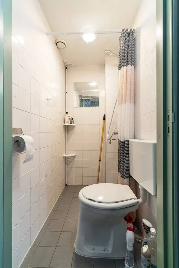 Salles de bain - 1 Bedroom Apartment with High Windows in Leiden