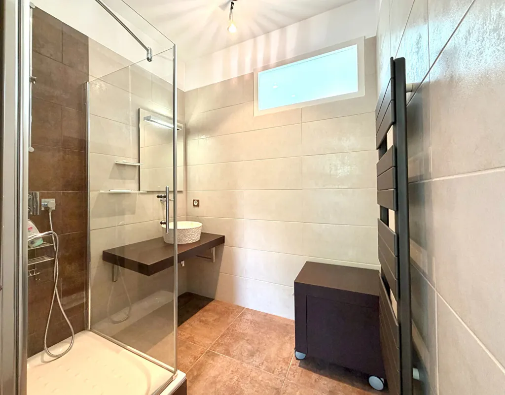 Vannitoad - Eiffel-Style House with Pool in Prestigious Area