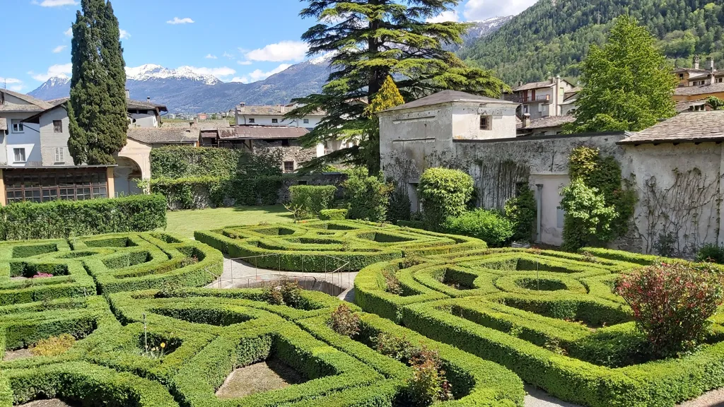 Jardin - Historical Palace with Renaissance Architecture in Sondrio