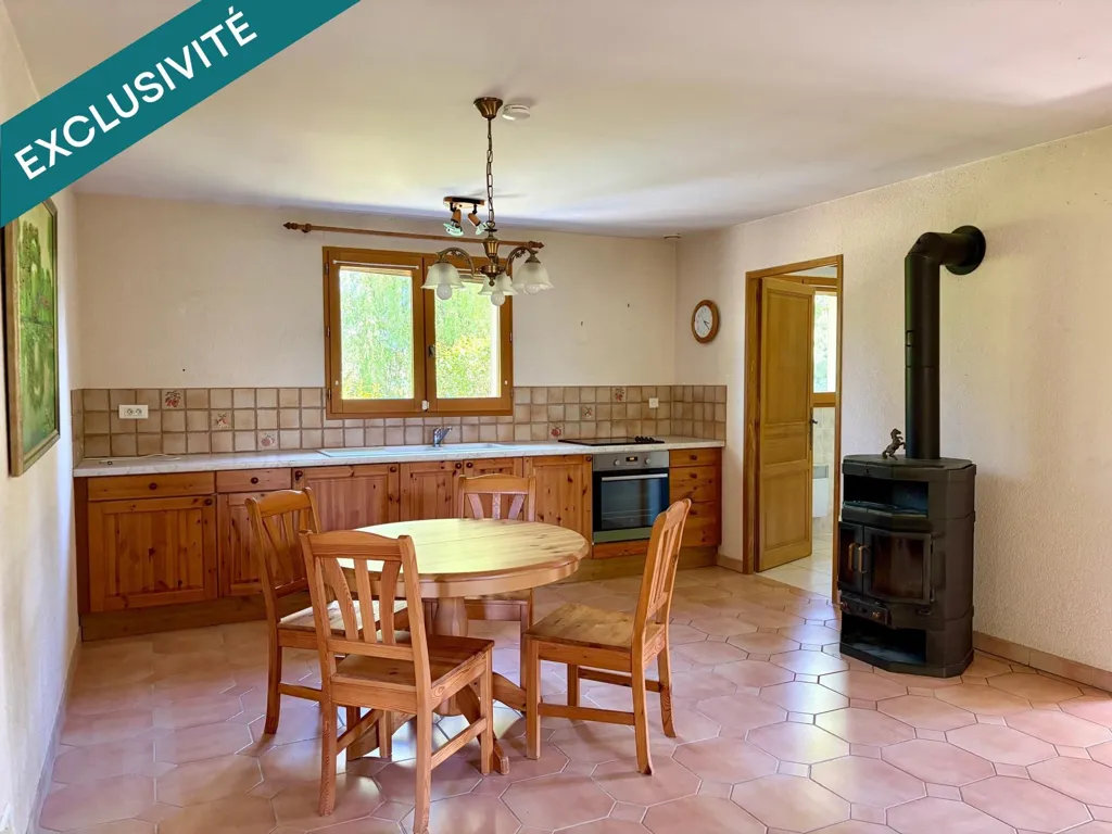 Salle à manger - Maison avec Garage Double et Jardin à Chapelle-Voland