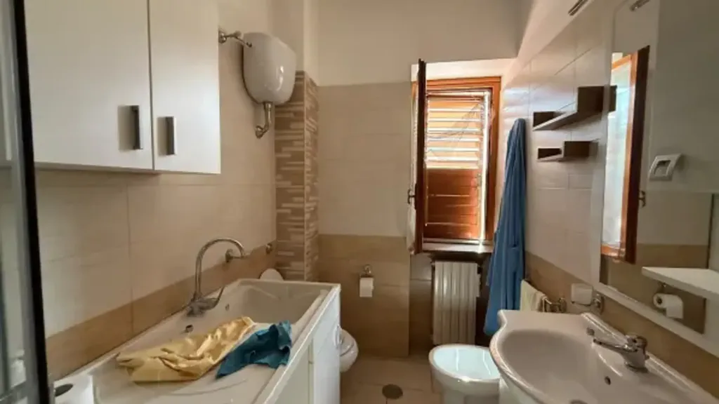 Salles de bain - Ground Floor Apartment with Garden in Benevento
