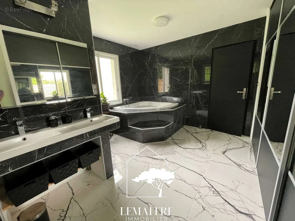 Salles de bain - Maison Contemporaine avec Piscine aux Mathes
