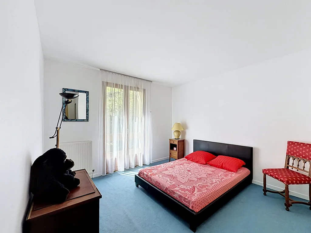 Chambres - Immeuble de 8 Pièces avec Jardin au Val de Brie