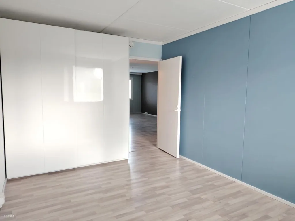 Pièces - 3-Bedroom Apartment with Balcony in Central Location