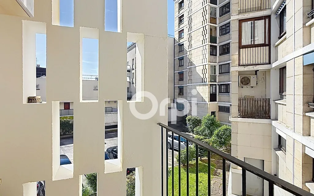 Rõdu - Renovated 3-Bed Flat with Balcony in Châtillon