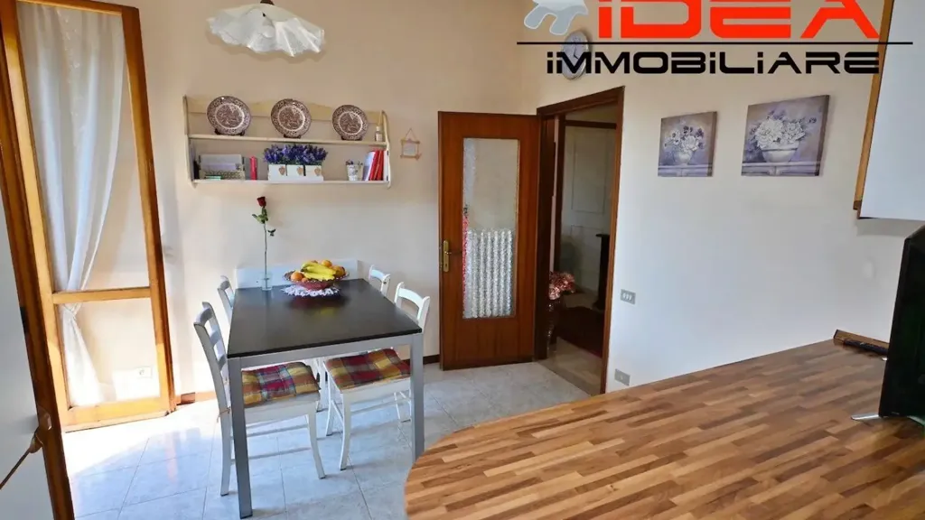 Dining Room - Five-Bedroom Apartment with Balcony in Modena