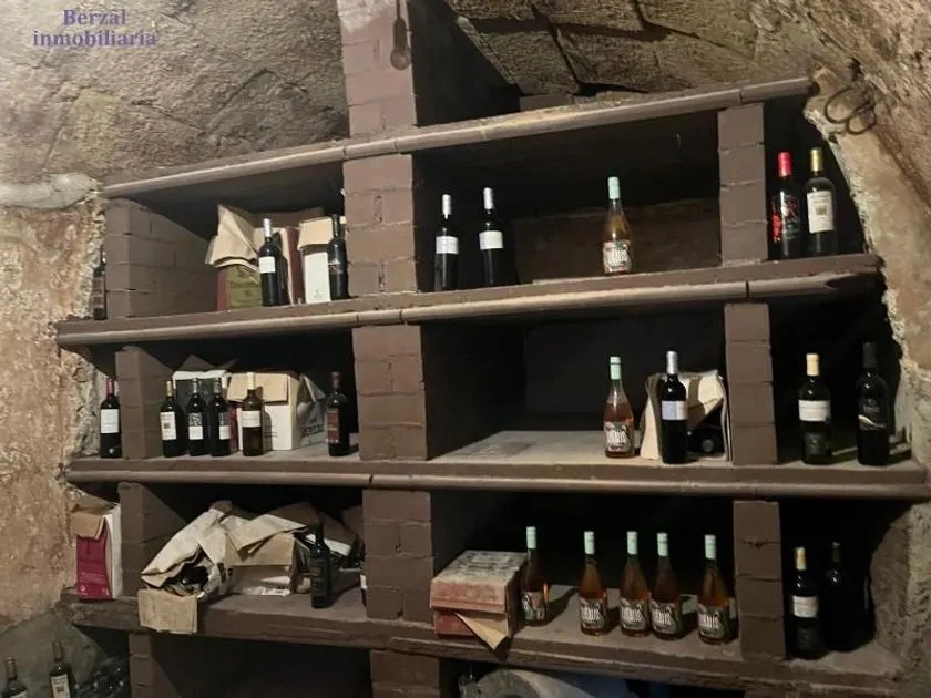Pièces - Bodega with Bar and Restaurant in Baños de Ebro