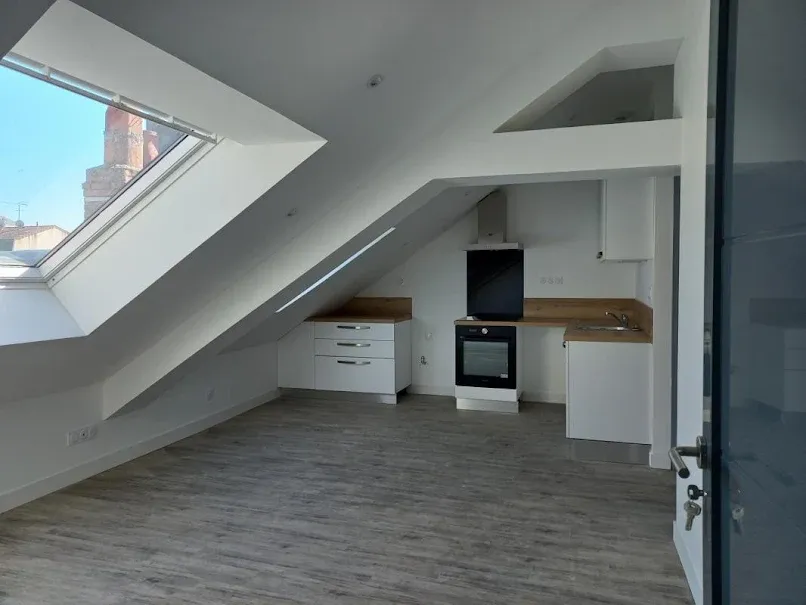 Toad - Renovated Studio with Metro Access in Roubaix