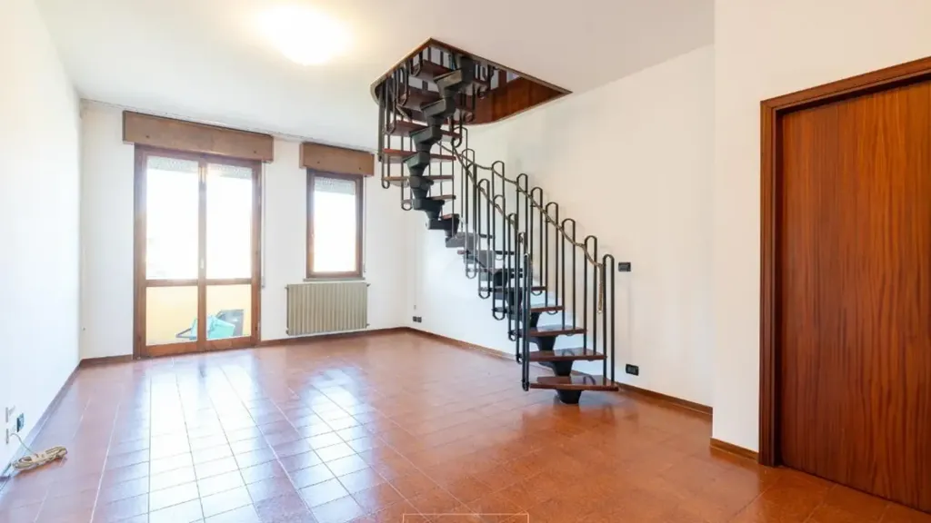 Pièces - Two-Level Attico with Terraces in Vignola