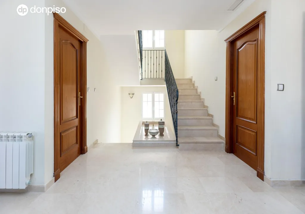 Esik - Chalet with Pool in Granada's Calle Ajenjo