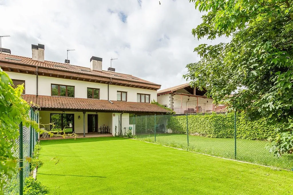 Aed - Adosado with Garden in Egüés