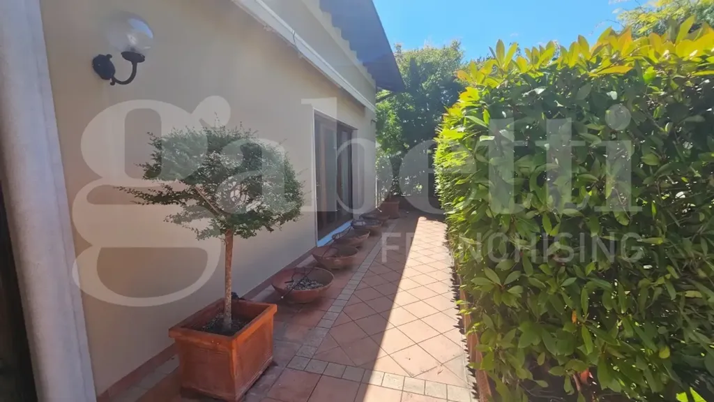 Terrasse - Classical Villa with Garden in Brescia