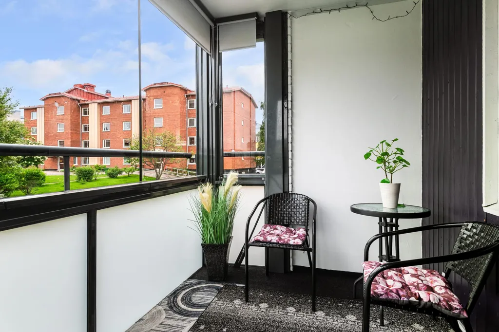 Balcone - Terraced House with Glazed Balcony in Central Location