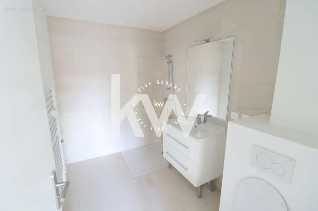 Vannitoad - Two-Bedroom Flat with Balcony in Vanves