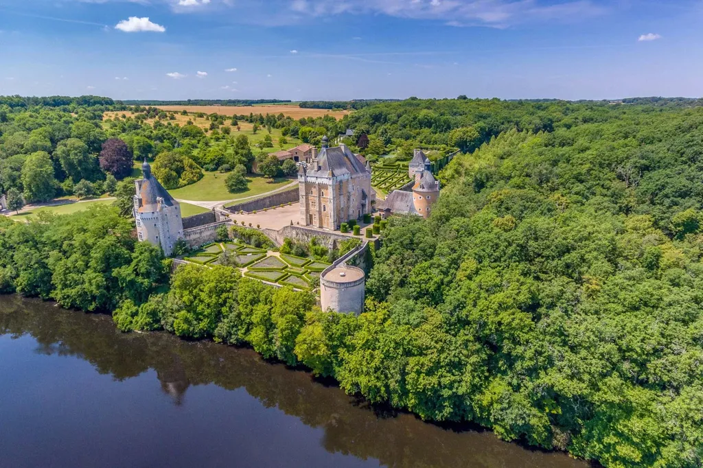Õhuvaade - Medieval Château with River View near Poitiers