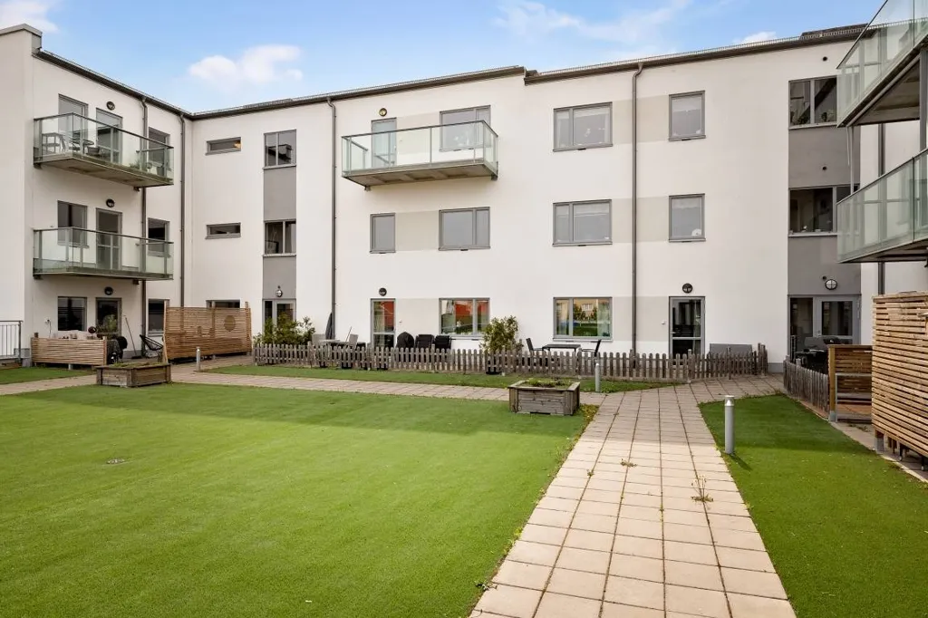 Garden - Modern Flat with Balcony in Enköping Centre