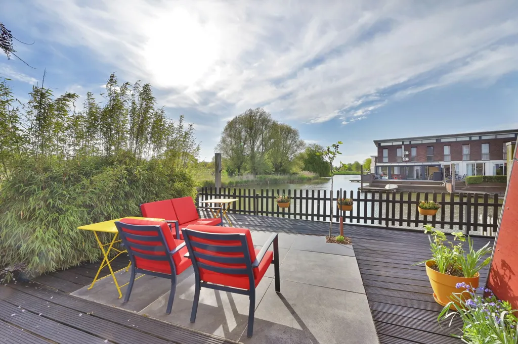 Terrasse - Waterfront Villa with Terrace in Wateringse Veld
