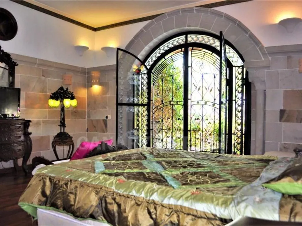Chambres - Luxury Villa with Romanesque Features in San Bartolomé