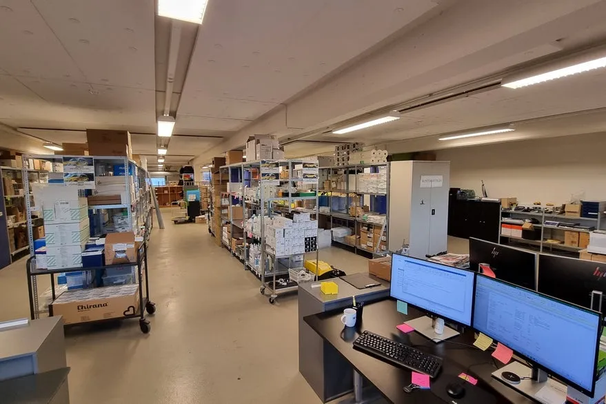 Kabinet - Warehouse with Office Space in Stueplan