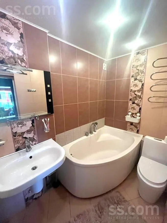 Vannitoad - Two-Level Apartment with Panoramic Views in Mežaparks, Riga