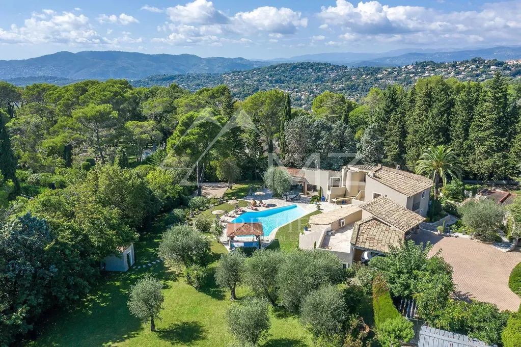 Vue aérienne - Villa Familiale avec Piscine à Mougins