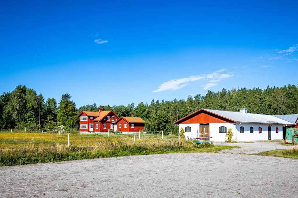Välivaade - Charming Farmhouse with Stables in Västra Sund