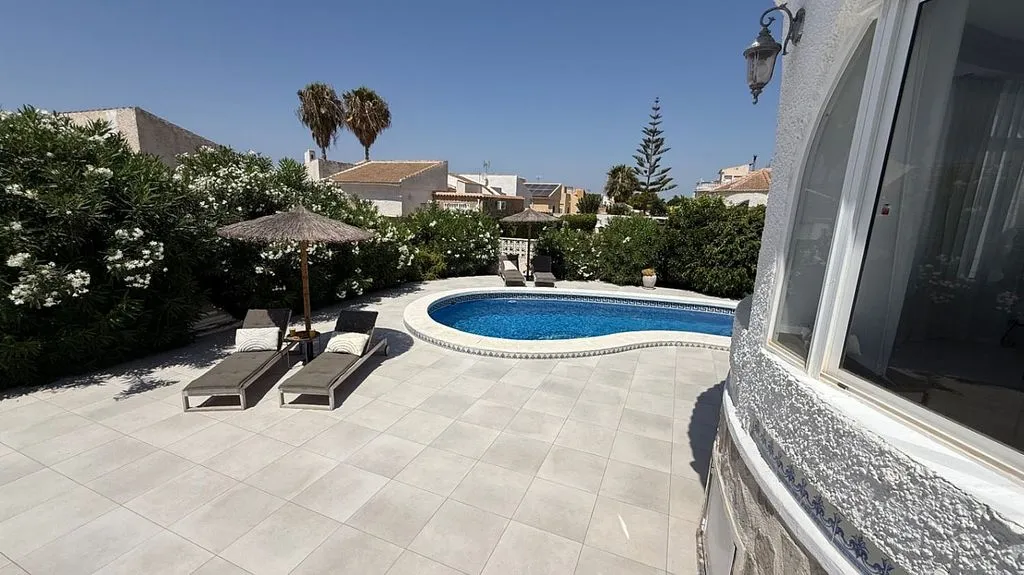 Piscine - Nordic-Style Villa with Pool in Costa Blanca